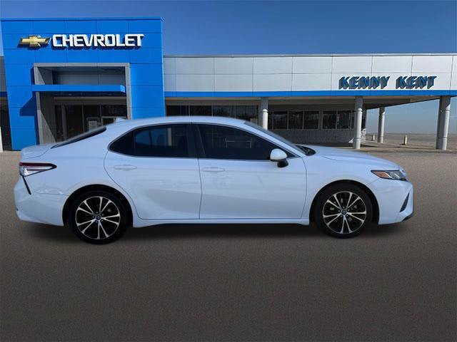 Used 2020 Toyota Camry SE w/ Blackout Package FWD image 3