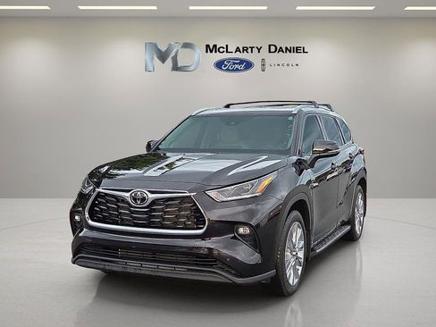 Used 2021 Toyota Highlander Limited FWD image 2