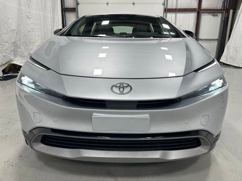 Used 2025 Toyota Prius XLE image 2