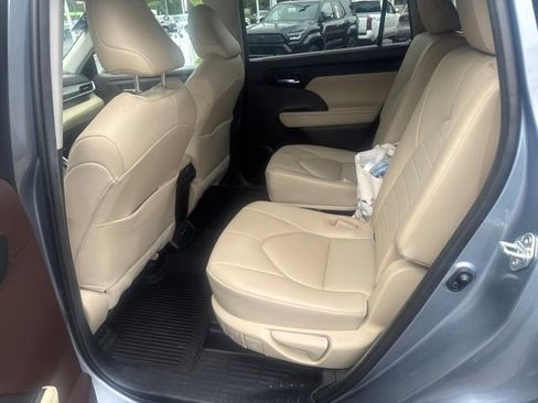 Used 2021 Toyota Highlander XLE AWD/4WD image 15