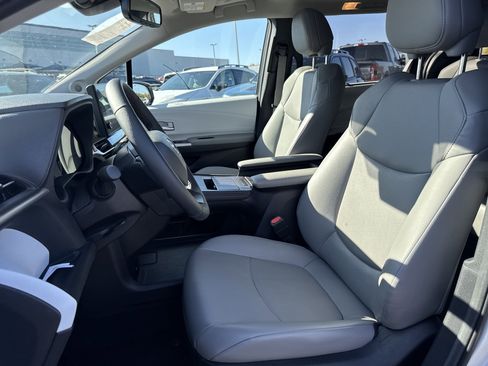 Used 2025 Toyota Sienna XLE image 26