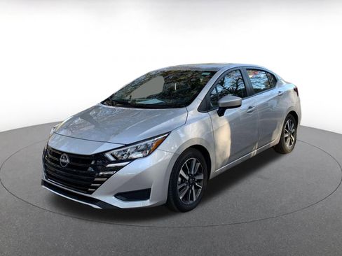 Used 2025 Nissan Versa SV image 3
