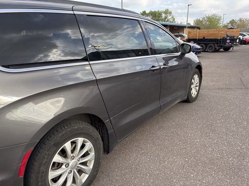 Used 2017 Chrysler Pacifica Touring-L image 11
