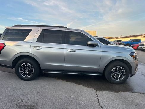 Used 2023 Ford Expedition XLT image 5