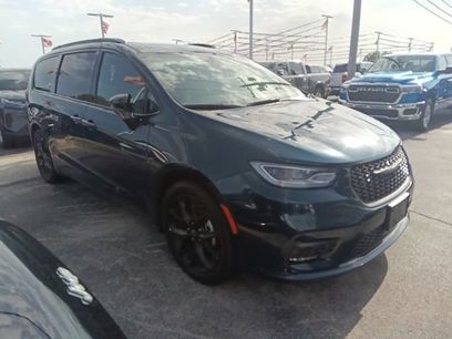 Used 2025 Chrysler Pacifica Limited