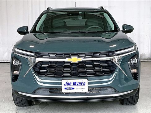 Used 2025 Chevrolet Trax LT FWD image 2