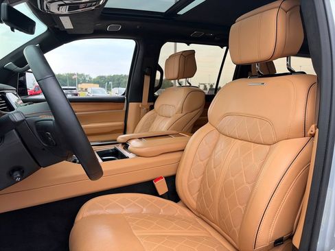 Used 2023 Jeep Grand Wagoneer Series III AWD/4WD image 17
