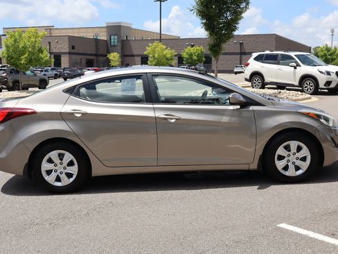 Used 2016 Hyundai Elantra SE FWD image 9