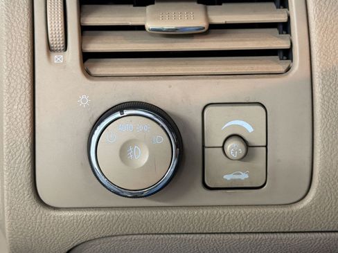 Used 2011 Buick Lucerne CX FWD image 19