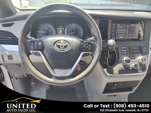 Used 2020 Toyota Sienna L FWD image 19