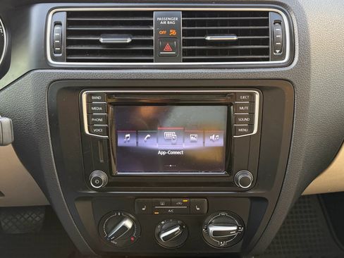 Used 2017 Volkswagen Jetta SE FWD image 26