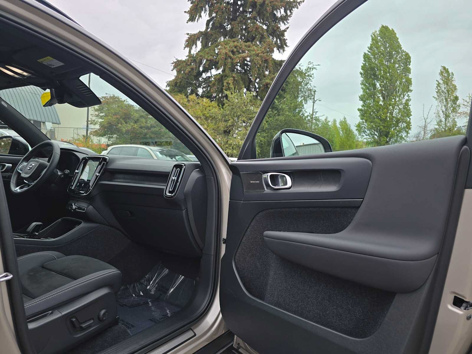 Certified 2023 Volvo XC40 Recharge Ultimate w/ Protection Package Premier AWD/4WD image 12