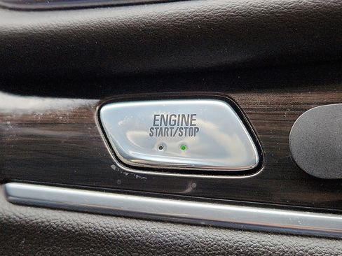 Used 2019 Buick Enclave Essence image 16