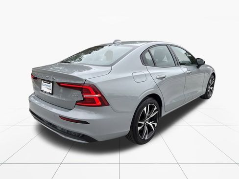 Used 2025 Volvo S60 B5 Core image 9