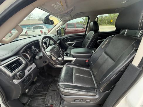 Used 2019 Nissan Titan PRO-4X w/ Pro-4x Convenience Package AWD/4WD image 9
