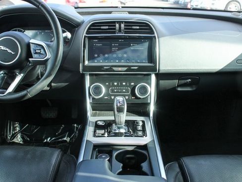 Used 2020 Jaguar XE S image 17