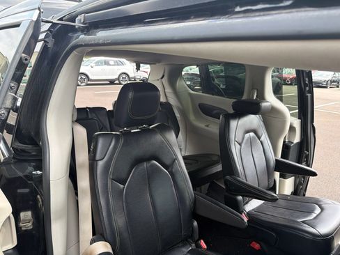 Used 2022 Chrysler Pacifica Touring-L FWD image 9