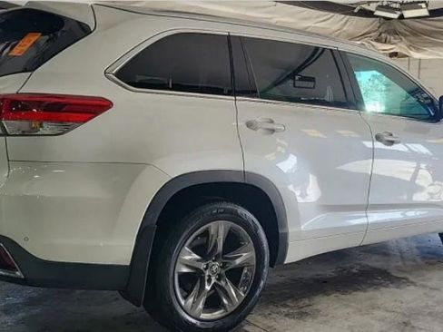 Used 2017 Toyota Highlander Limited Platinum image 3