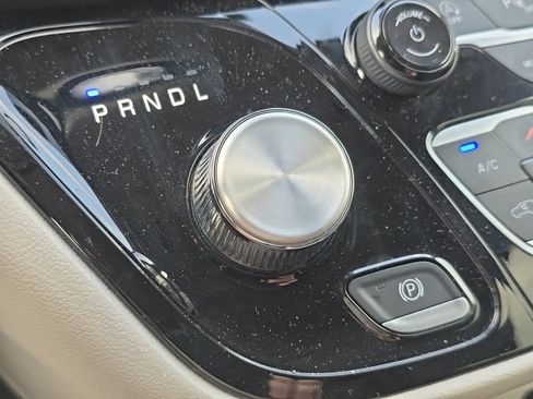 Used 2024 Chrysler Pacifica Touring-L FWD image 14