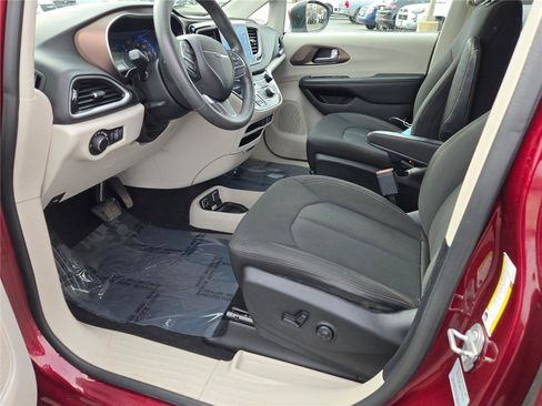 Certified 2017 Chrysler Pacifica Touring image 21