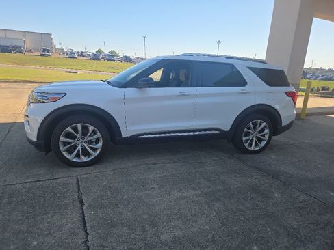 Used 2023 Ford Explorer Platinum w/ Technology Package AWD/4WD image 4