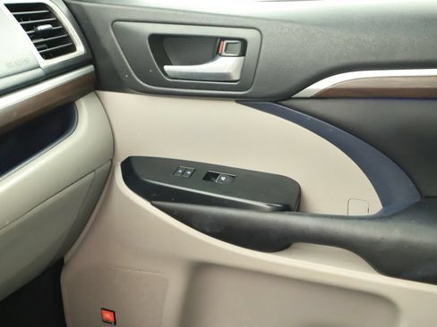 Used 2016 Toyota Highlander Limited FWD image 28