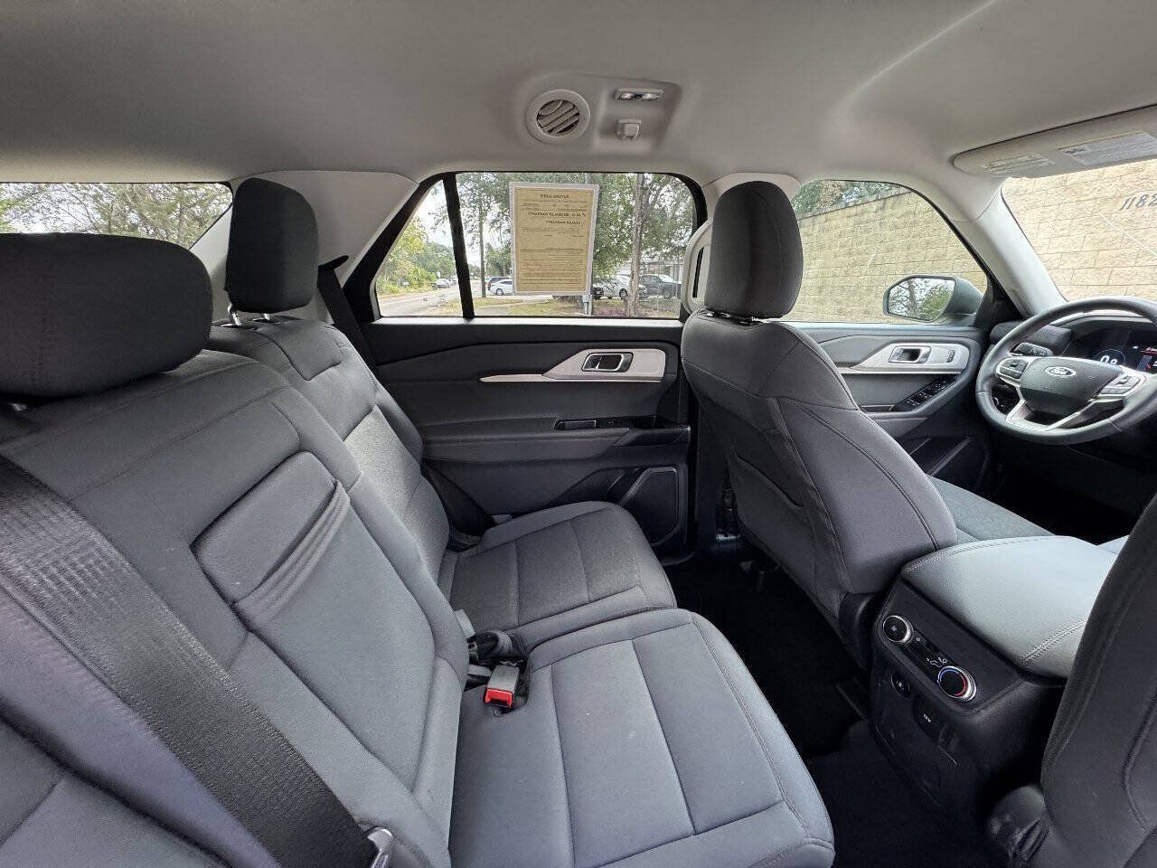 Used 2025 Ford Explorer Active RWD image 29