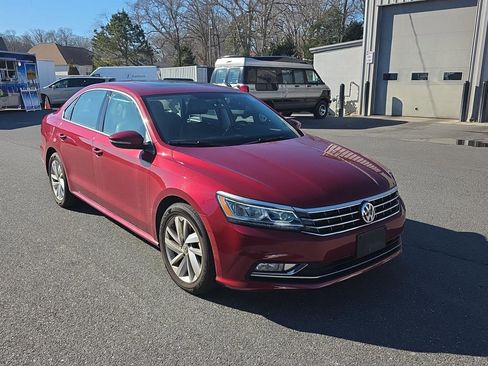 Used 2018 Volkswagen Passat 2.0T SE w/ SE Lighting Package image 3