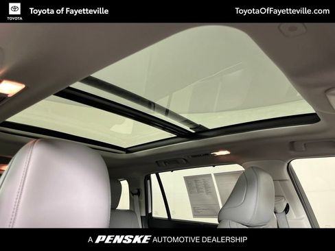 Used 2023 Toyota Highlander Platinum FWD image 6