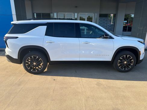 New 2026 Chevrolet Traverse LT w/ Sun and Wheel Package FWD image 8