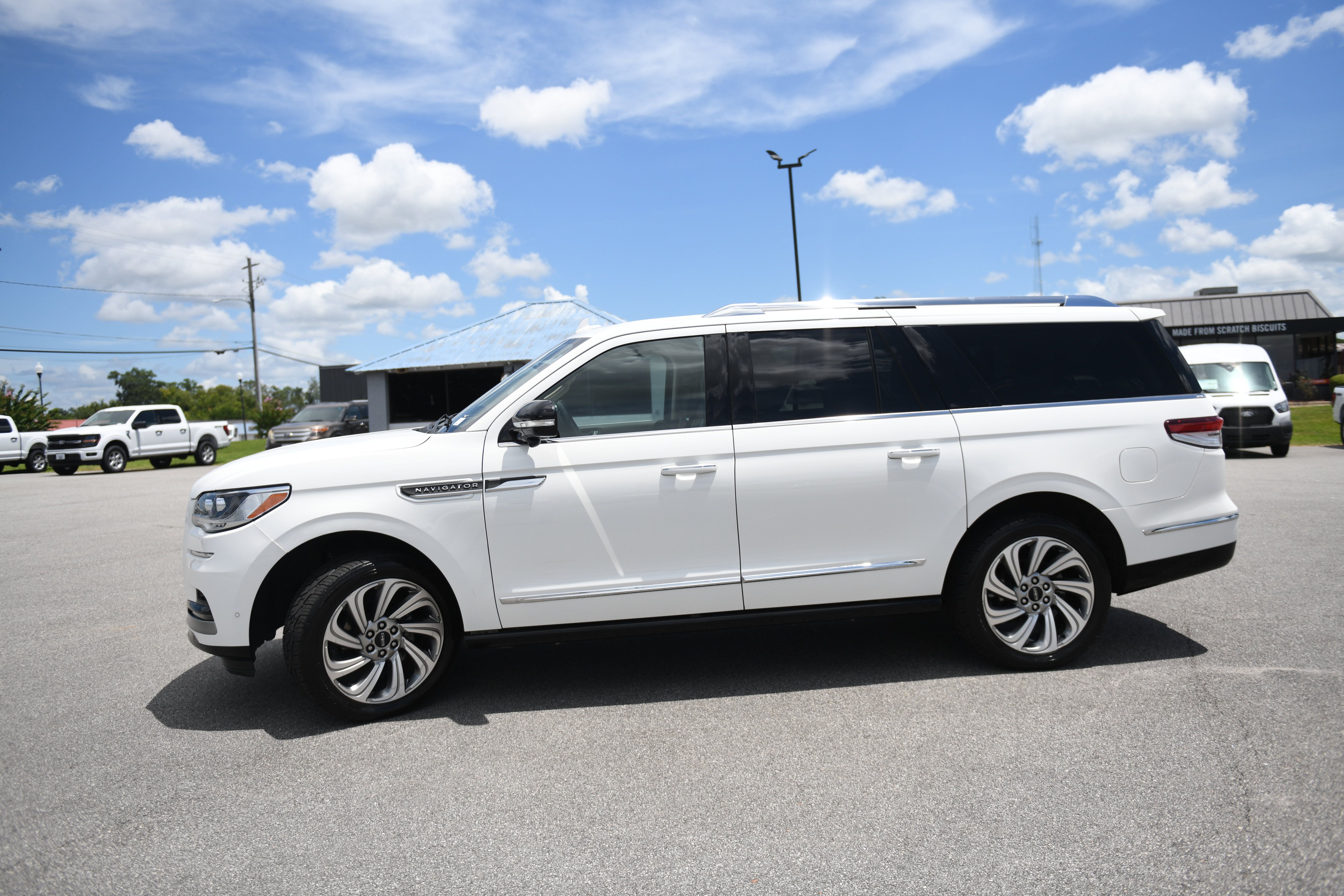 Used 2023 Lincoln Navigator L Reserve AWD/4WD image 6