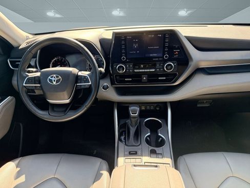 Used 2022 Toyota Highlander XLE image 4