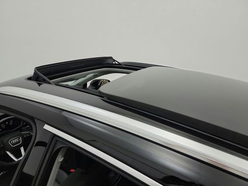 Used 2023 Audi Q5 2.0T Premium Plus w/ Premium Plus Package AWD/4WD image 11
