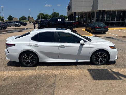Used 2019 Toyota Camry SE w/ Convenience Package FWD image 8
