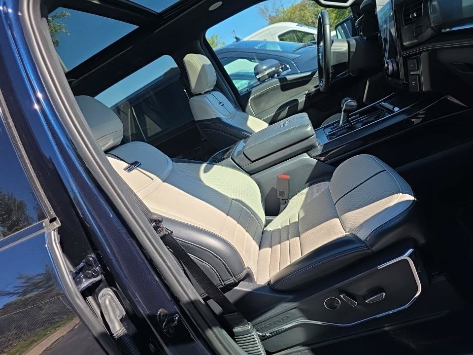 Used 2023 Ford F150 Lightning Platinum AWD/4WD image 4