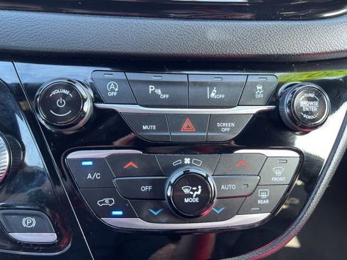 Used 2025 Chrysler Pacifica Select image 29