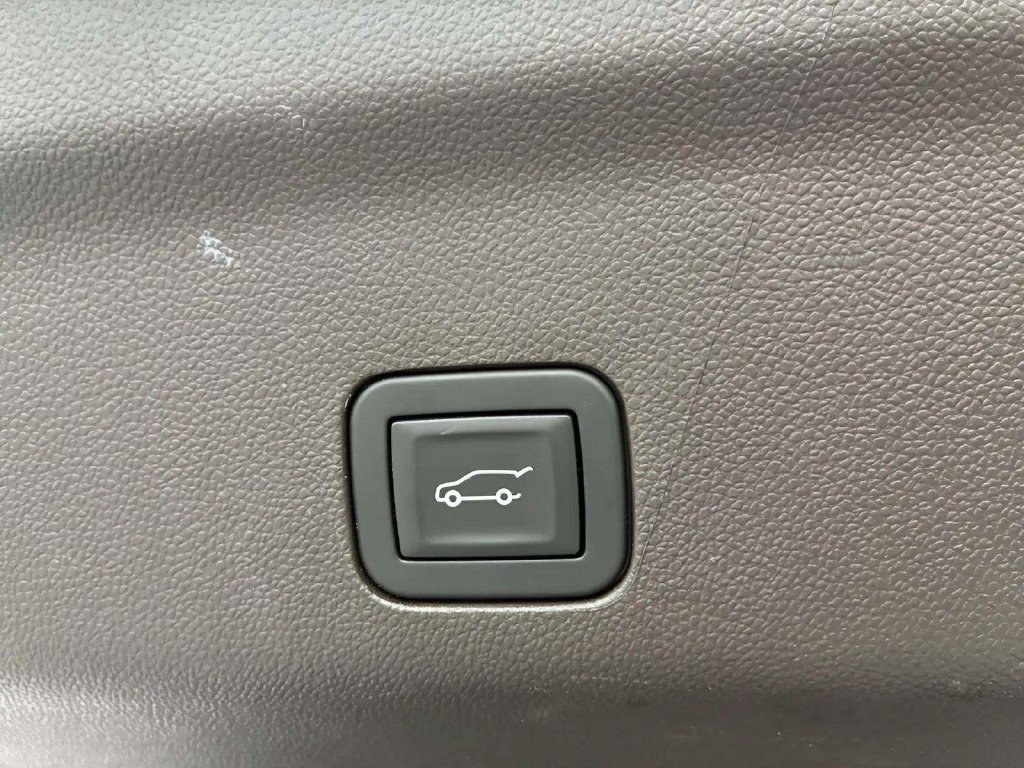 Used 2025 Chevrolet Tahoe LT RWD image 13