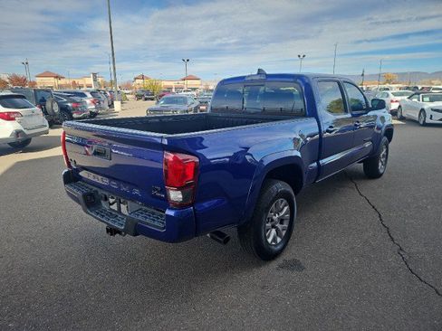 Used 2022 Toyota Tacoma SR5 w/ Technology Package image 5