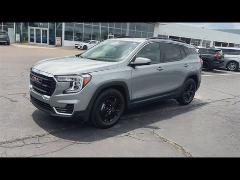 Used 2024 GMC Terrain SLE w/ Driver Convenience Package FWD image 4