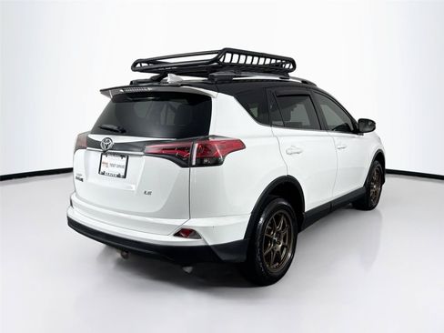 Used 2018 Toyota RAV4 LE FWD image 2