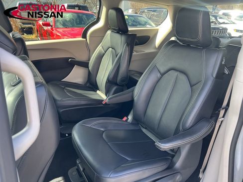 Used 2024 Chrysler Pacifica Limited FWD image 19