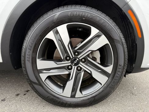 Certified 2022 Kia Sorento SX Prestige w/ Panoramic Sunroof Package AWD/4WD image 9