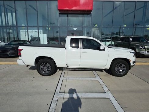 Used 2025 Nissan Frontier SV RWD image 3
