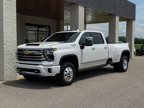 Used 2024 Chevrolet Silverado 3500 High Country w/ Technology Package AWD/4WD image 3