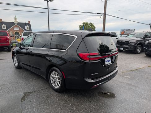 Used 2025 Chrysler Pacifica Select FWD image 3