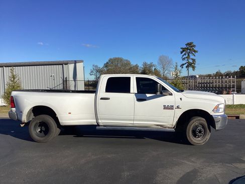 Used 2017 RAM 3500 Tradesman w/ Chrome Appearance Group image 4