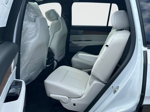 New 2027 Cadillac Vistiq Sport w/ LPO, Floor Liner Package AWD/4WD image 11