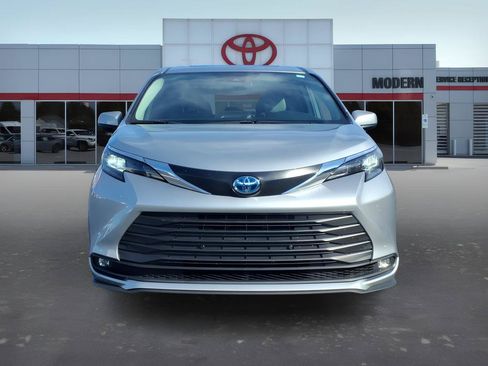 Used 2025 Toyota Sienna XLE FWD image 10