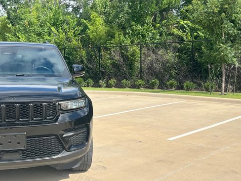 Used 2023 Jeep Grand Cherokee Altitude AWD/4WD image 3