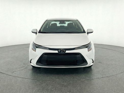 Used 2025 Toyota Corolla LE image 2